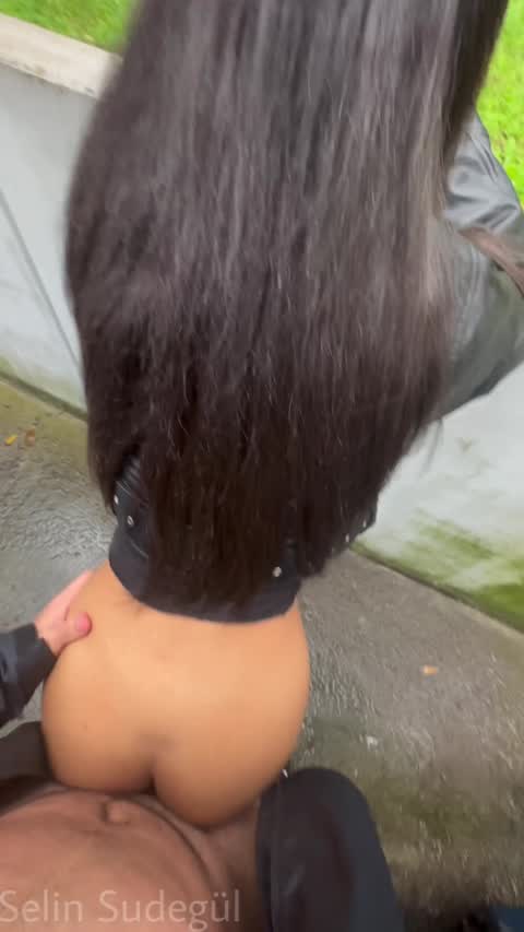 Bu küçük Türk genç kızı dışarıda sik