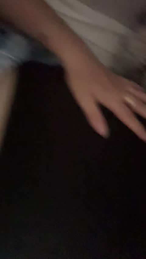 Trende uzanmış ıslanıyorum, kendimi okşuyor ve memelerime dokunuyorum!