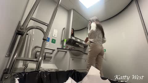 Trende Aşırı. Genç kız külotunu çıkardı ve halka açık işedi. Riskli işeme