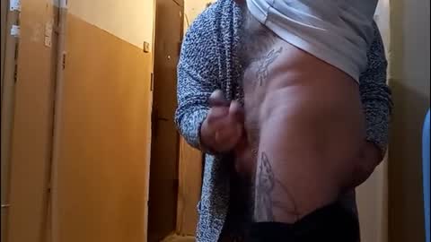 Karım evdeyken, kayınvalidem girişte sikimi okşuyor