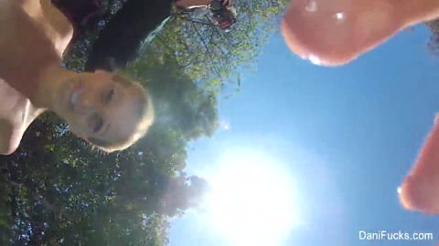 Dani Daniels ve Cherie DeVille yüzmeye gidiyor