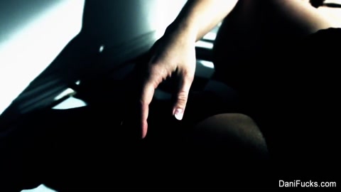 Esmer güzeli Dani Daniels ile erotik solo seans