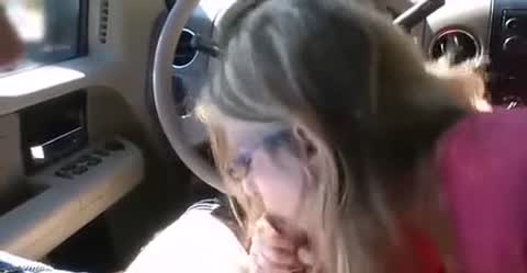 Üvey anne üvey oğluna arabada sakso çekiyor