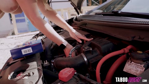 Cory Chase araba filtresini çıplak değiştiriyor