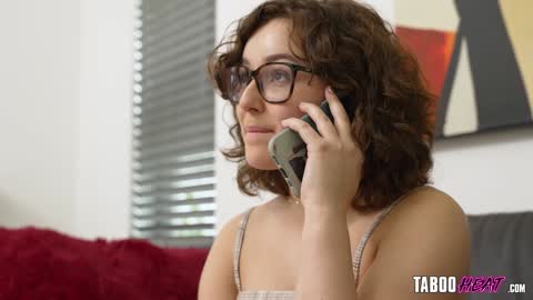 Üvey Anne Uzaktayken Üvey Kız Karı Görevlerini Yerine Getiriyor