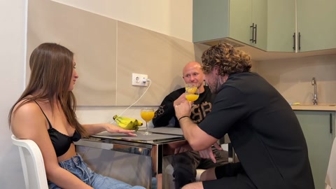 Bir kulüpte bir öğrenciyle karşılaşmam evimde ateşli bir MFM üçlüsüyle sonuçlandı.