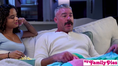 Doymak Bilmez Isabella Jules Üvey Babasına Amını Sikmesi İçin Bir Kezlik Serbest Geçiş Sunuyor