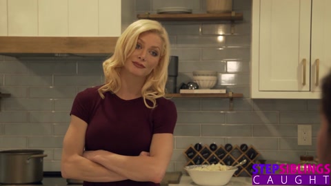 Katie Kush Üvey Abisini Onu ve Jessie Saint'in Amını Sikmeye İkna Ediyor